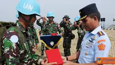 Citizen6, Sentul: Upacara penutupan Latihan Penyiapan Satgas Kompi Zeni TNI Konga diakhiri dengan penyerahan plakat kenang-kenangan untuk PMPP TNI yang diserahkan oleh Wadan Satgas Kapten Czi Adi Ilham. (Pengirim: Badarudin Bakri). 