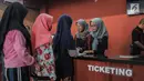 Anak-anak mengantre membeli tiket di Indiskop atau Bioskop Rakyat di dalam Pasar Jaya Teluk Gong, Penjaringan, Jakarta Utara, Rabu (3/6/2019). Bioskop rakyat ini masih dalam tahap uji coba yang nantinya akan diresmikan pada tanggal 10 Juli 2019 mendatang. (Liputan6.com/Faizal Fanani)