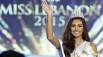 Valerie Abou Chacra memberikan salam kepada penonton usai mengetahui dirinya memenangkan Miss Lebanon 2015 di Beirut, Lebanon, Senin (12/10/2015). Valerie masih berstatus Mahasiswi disalah satu Universitas. (REUTERS/Mohamed Azakir)