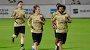 Gelandang Real Madrid, Luka Modric (kedua kiri) dan bek Marcelo (kanan) melakukan pemanasan selama sesi latihan di King Abdullah Sport City di kota pelabuhan Arab Saudi, Jeddah (7/1/2020). Real Madrid akan bertanding melawan Valencia pada semifinal Piala Super Spanyol. (AFP/Giuseppe Cacace)