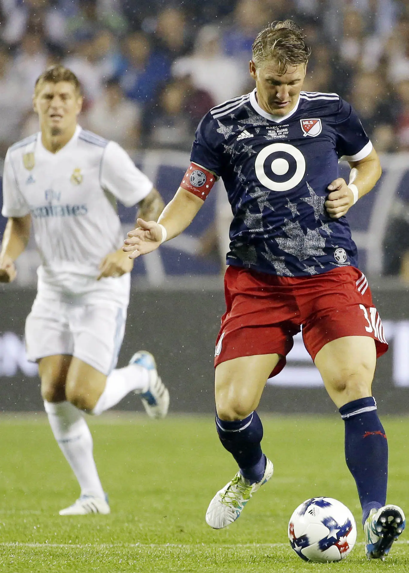 Pemain MLS All-Star, Bastian Schweinsteiger, mengontrol bola saat pertandingan melawan Real Madrid pada laga persahabatan di Soldier Field, Chicago, Kamis (3/8/2017). Real Madrid menang 4-2 atas MLS All-Star melalui adu penalti. (AP/Nam Y. Huh)