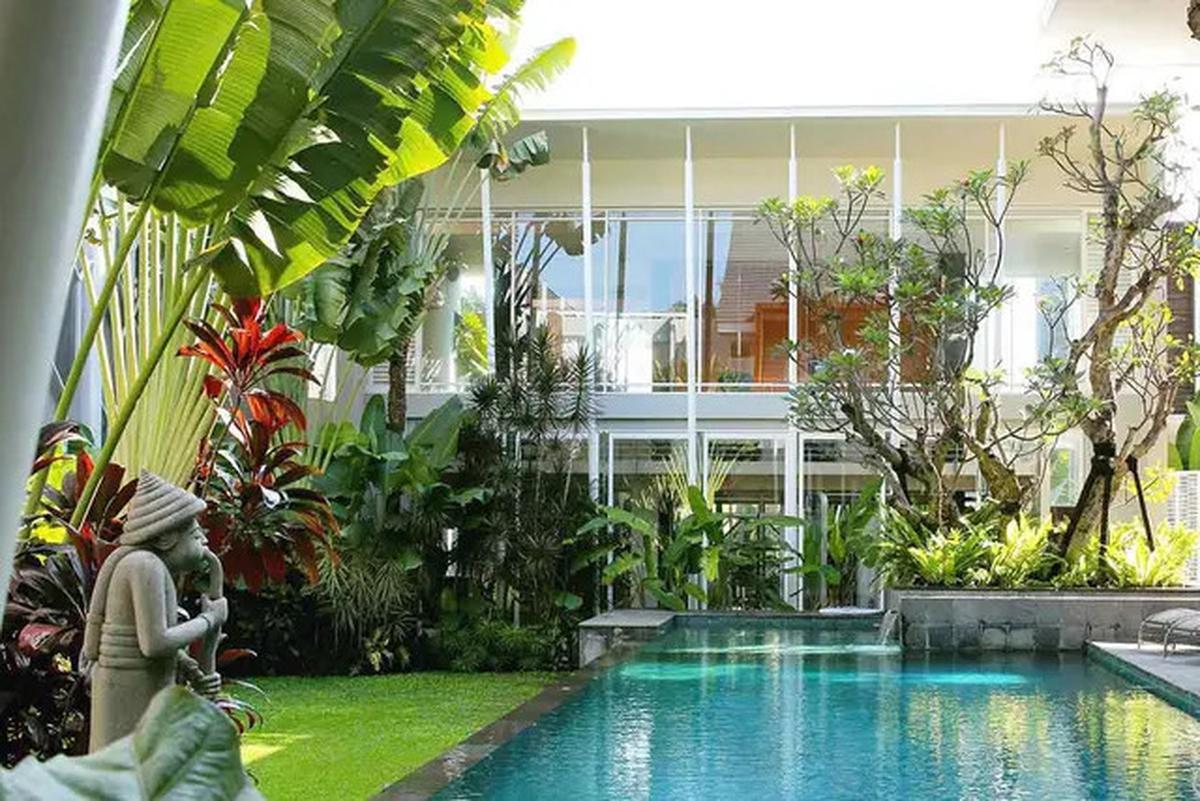 Model Rumah Modern Tropis dengan Taman di Tengah, Bikin Suasana Tenang dan Asri