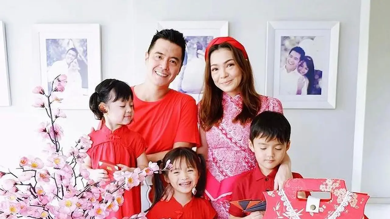 11 Gaya Kompak Seleb Rayakan Imlek bersama Keluarga, Sarwendah hingga Tiffany Soetanto