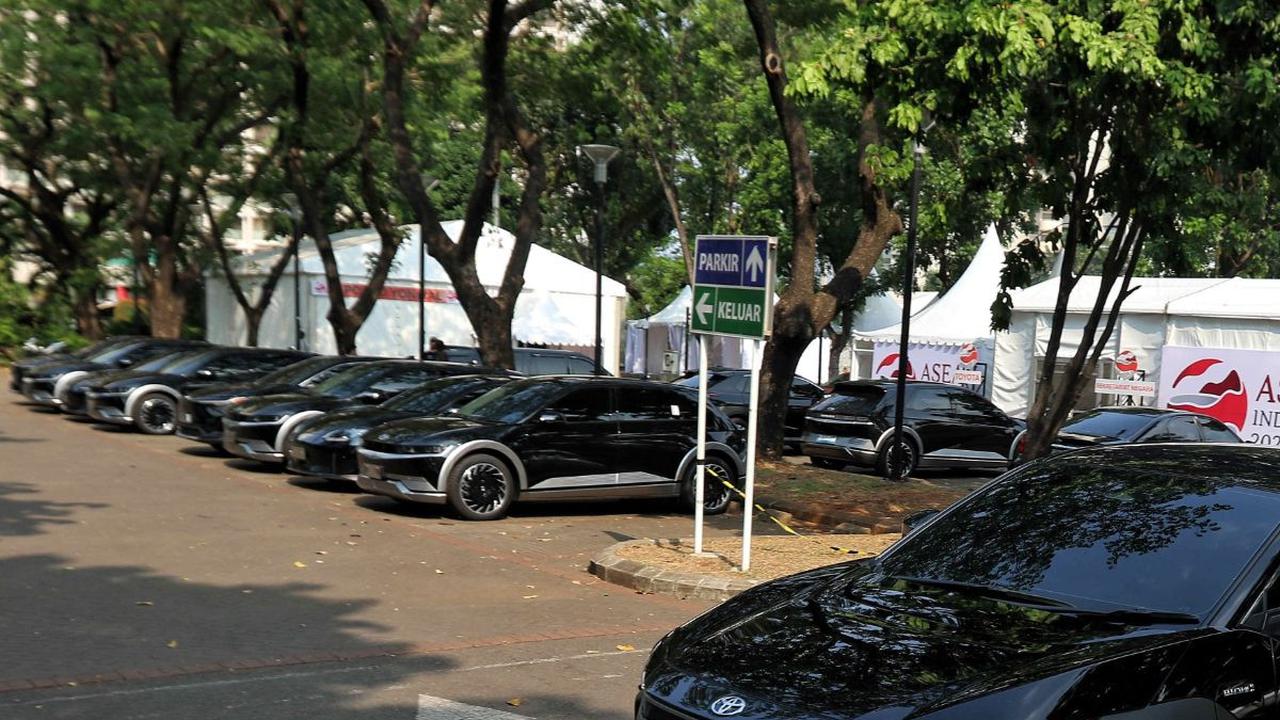 Mulai dari Hyundai, Toyota, Lexus, BMW hingga Wuling tampak sudah disiapkan di Parkir Timur Gelora Bung Karno, Senayan, Jakarta, Selasa (29/8/2023).