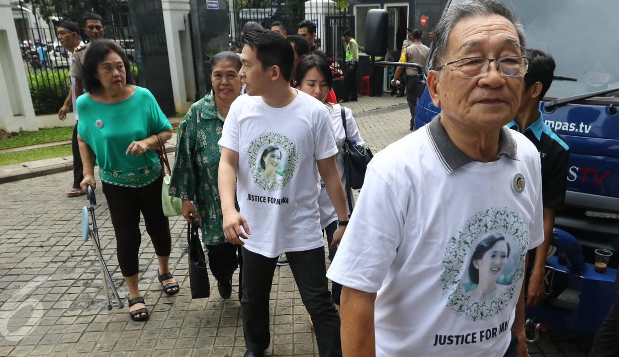 Para pendukung Mirna mengenakan kaos bertuliskan 'Justice for Mirna' tiba untuk menyaksikan sidang vonis di PN Jakarta Pusat, Kamis (27/10). Sidang ke-32 ini akan memutuskan vonis terkadwa Jessica Kumala Wongso. (Liputan6.com/Helmi Afandi)