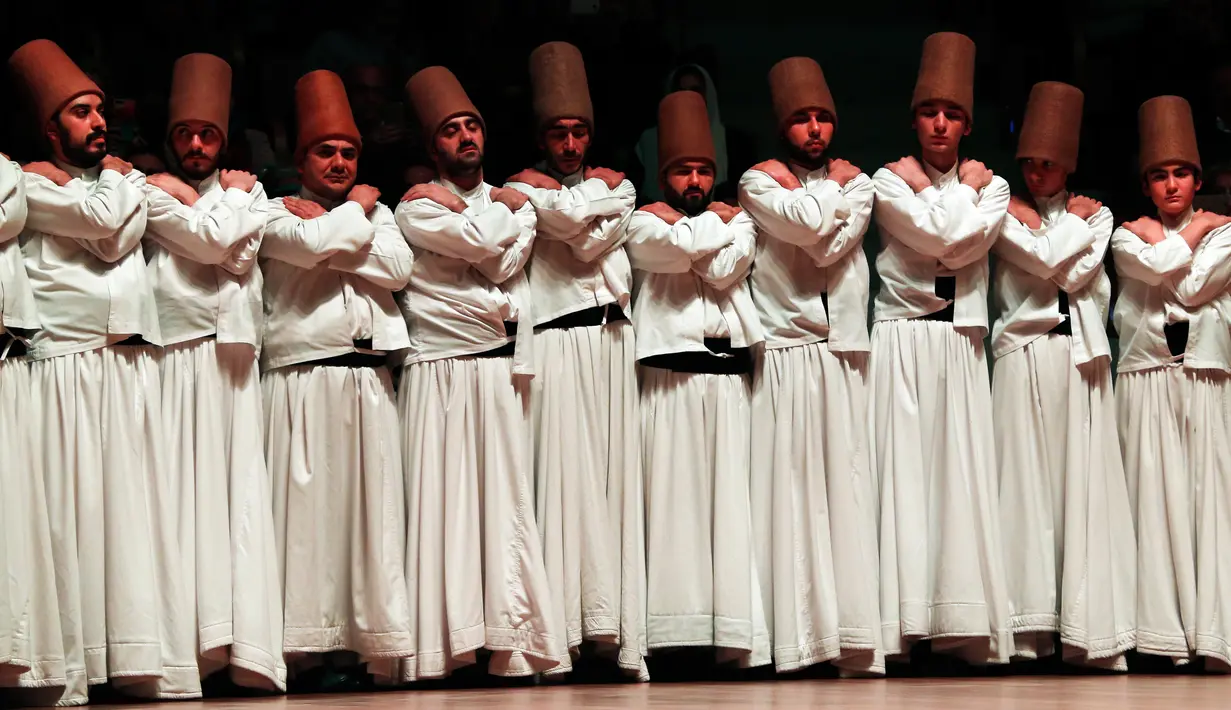Para darwis dari ordo Mevlevi menari saat tampil dalam upacara memperingati wafatnya Jalaluddin Rumi di Sheb-i Arus, Konya, Turki, Minggu (16/12). Karya Rumi dibaca banyak orang dari seluruh dunia. (AP Photo/Lefteris Pitarakis)