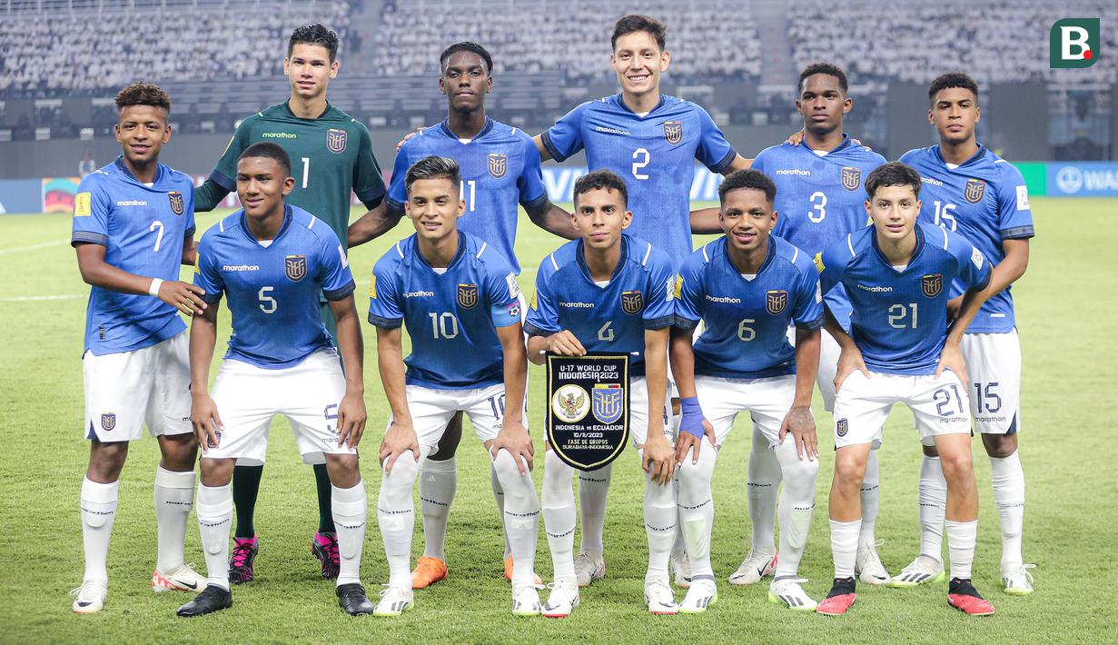<p>Para pemain starting XI Timnas Ekuador U-17 berfoto sebelum dimulainya laga pertama Grup A Piala Dunia U-17 menghadapi Timnas Indonesia U-17 di Stadion Gelora Bung Tomo, Surabaya, Jumat (10/11/2023) malam WIB. (Bola.com/Bagaskara Lazuardi)</p>