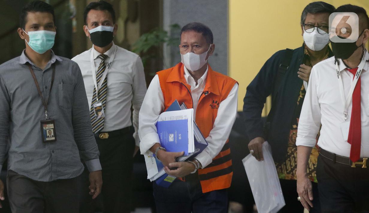 Mantan Dirut PT Pelindo II (Persero) Richard Joost Lino (tengah) usai menjalani pemeriksaan di Gedung KPK, Jakarta, Senin (26/4/2021). RJ Lino diperiksa sebagai tersangka dugaan korupsi pengadaan tiga unit Quay Container Crane (QCC) di PT Pelindo II tahun 2010. (Liputan6.com/Helmi Fithriansyah)