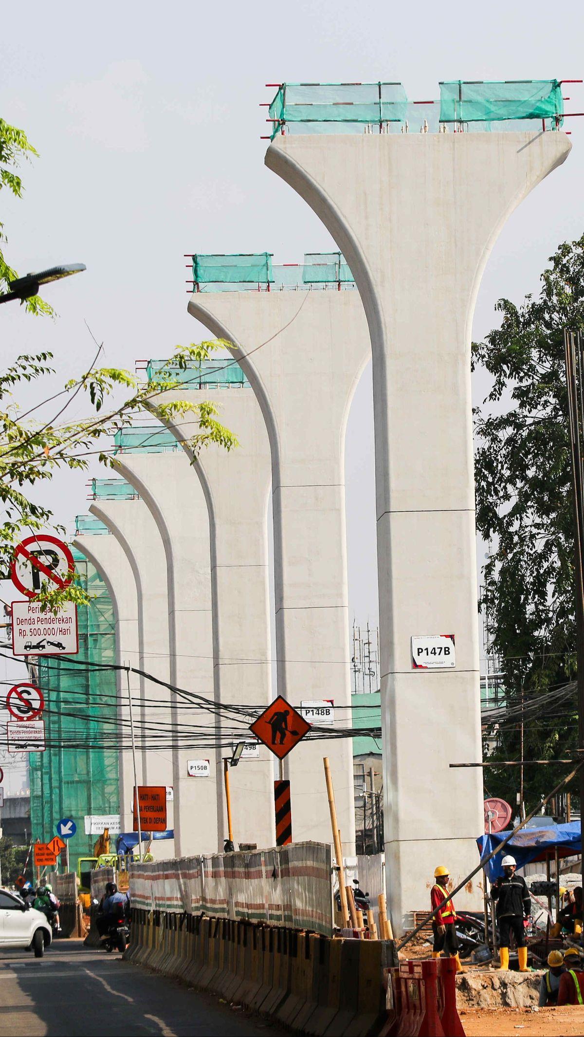 Perkembangan proyek LRT Jakarta Fase 1B ini disebut telah sesuai dengan rencana. Tampak deretan tiang penyangga telah berdiri di kawasan Manggarai.&nbsp;Foto: Liputan6.com/Angga Yuniar