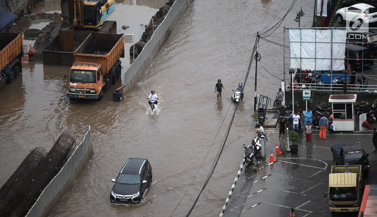 Penampakan banjir yang merendam Jalan Boulevard Barat Raya, Kelapa Gading, Jakarta Utara, Kamis (15/2). Hujan lebat yang mengguyur Jakarta sejak pagi hingga sore mengakibatkan sejumlah wilayah terendam banjir. (Liputan6.com/Arya Manggala)