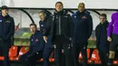 Manajer tim Chorley, Jamie Vermiglio (tengah) mengamati jalannya pertandingan saat menghadapi Wolverhampton wanderers dalam laga babak keempat Piala FA 2020/21 di Victory Park Stadium, Jumat (22/1/2021). Chorley kalah 0-1 dari Wolverhampton. (AFP/Lindsey Parnaby)