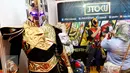 Pengunjung sedang memilih dan mencoba kostum cosplay di stand JTOKU pada gelaran  Popcon Asia 2016 di JCC, Jakarta (14/08). (Liputan6.com/Fery Pradolo)