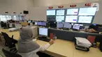 Karyawan melakukan pengecekan dan optimalisasi perangkat server di Smartfren BSD, Tangerang Selatan, Rabu (4/11/2020). Smartfren terus melakukan pemeliharaan dan optimasi guna memastikan pelanggan seiring dengan kebijakan pemerintah untuk bekerja dan sekolah dari rumah. (Liputan6.com/Pool)