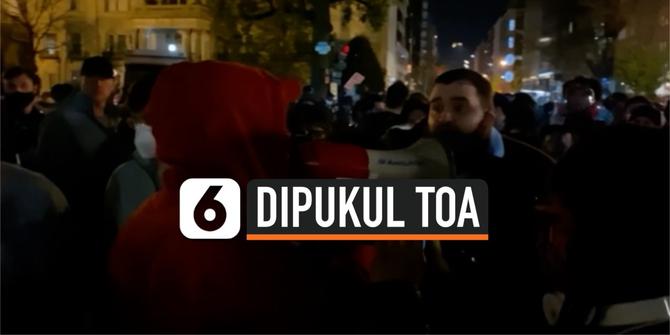 VIDEO: Detik-Detik Kepala Demonstran AS Dipukul Alat Pengeras Suara