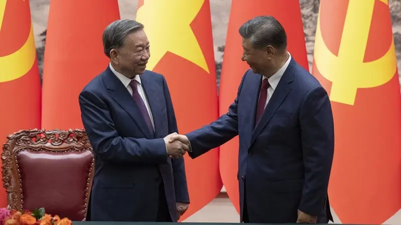 Presiden Vietnam To Lam dan Presiden China Xi Jinping saat bertemu di Beijing, Senin (19/8/2024).