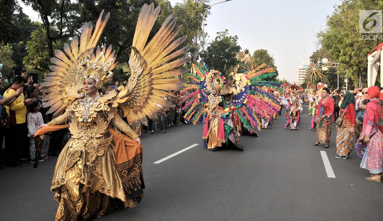 Peserta mengenakan busana nusantara saat memeriahkan Jakarnaval 2018 di Jalan Medan Merdeka Selatan, Jakarta, Minggu (8/7). Karnaval yang mengusung tema Asian Games dimulai dari depan Balai Kota. (Merdeka.com/Iqbal S Nugroho)