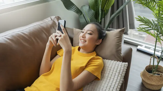 wanita agustus baju kuning