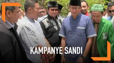 Sandiaga Uno berziarah ke makam pendiri Muhammadiyah, KH Ahmad Dahlan, saat berkunjung ke Yogyakarta.