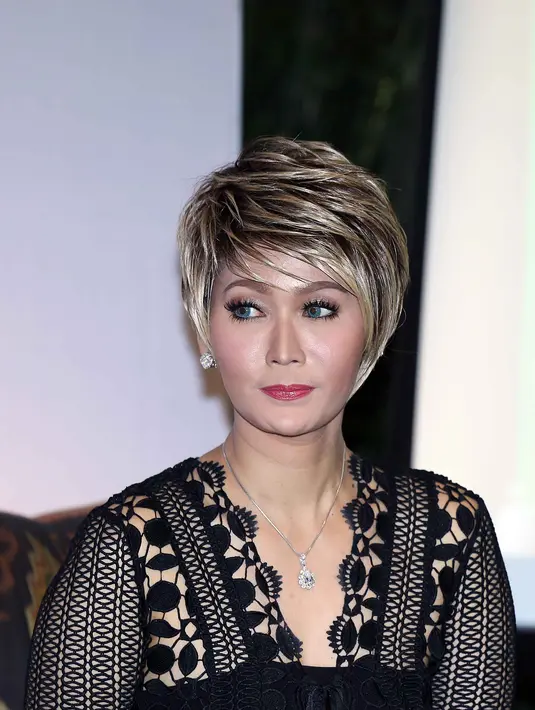 Saat dijumpai di kawasan Sudirman, Jakarta Pusat, Rabu (17/12/2015), Inul Daratista mengatakan jika referensi gaya ‘American Style’ yang dipilihnya tersebut berdasarkan penyanyi asal Amerika, Jennifer Lopez. (Nurwahyunan/Bintang.com)