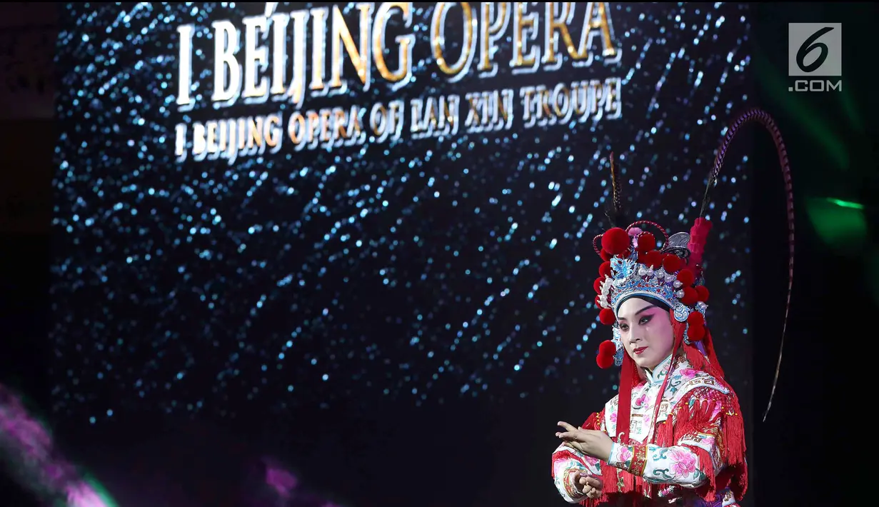 Seniman menghibur penonton pada pertunjukan Beijing Opera, di Avenue of The Star, Lippo Mall Kemang, Jakarta, Minggu (16/9). Pertunjukkan ini menghadirkan kolaborasi legenda Tiongkok dengan budaya Indonesia. (Liputan6.com/Fery Pradolo)