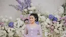 Ini adalah penampilan Erina Gudono di malam midodareni sebelum pernikahannya dengan Kaesang. Kebaya ungu dengan motif brokat yang sangat cantik ini juga terasa pas melekat sempurna di tubuh Erina. Foto: Instagram.