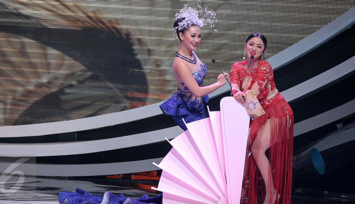Zaskia Gotik dan Dewi Perssik di panggung Indonesia Dangdut Awards (IDA) 2015, Jakarta, Rabu (28/10/2015). IDA 2015 memiliki 8 kategori penghargaan sebagai tanda apresiasi yang berfokus memajukan industri dangdut Indonesia. (Liputan6.com/Faizal Fanani)