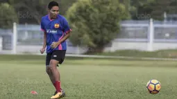 Gelandang Selangor FA, Evan Dimas, mengontrol bola saat latihan di Lapangan SUK, Selangor, Sabtu (3/2/2018). Selangor FA bersiap jelang laga perdana Liga Super Malaysia melawan Kuala Lumpur FA. (Bola.com/Vitalis Yogi Trisna)