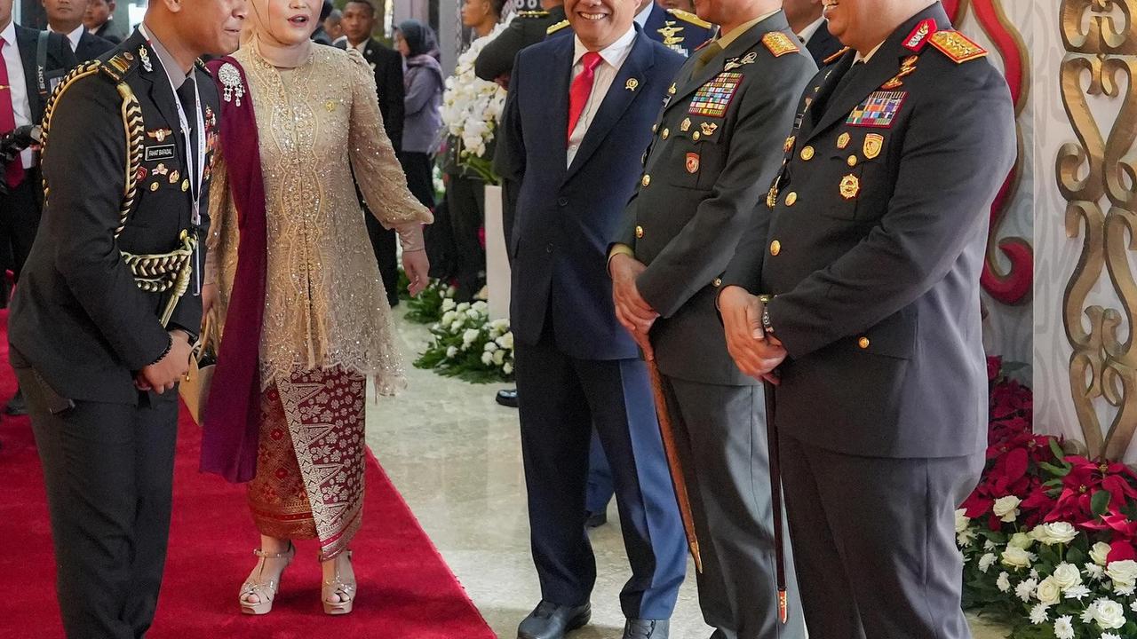 Ajudan Kapolri Temani Istri Pelantikan