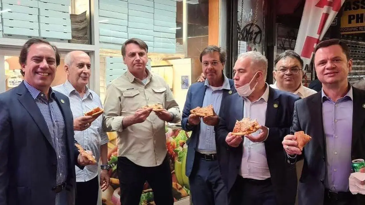 Ditolak Masuk Restoran Gegara Enggan Divaksin, Presiden Brasil Makan di Trotoar