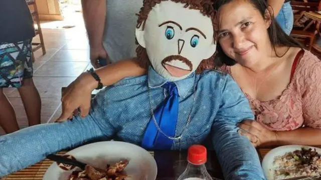 Tidak Biasa, Wanita Ini Menikahi Boneka hingga Punya Anak Bersama