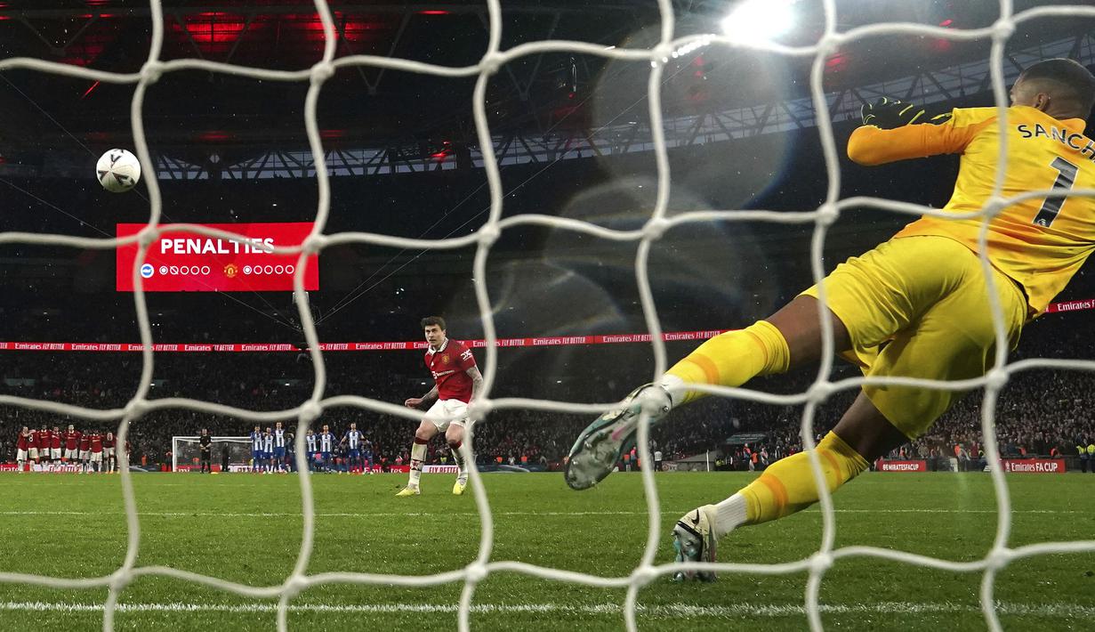 Pemain Manchester United, Victor Lindelof mencetak gol kemenangan pada babak adu penalti saat laga semifinal Piala FA 2022/2023 melawan Brighton di Stadion Wembley, London, Minggu (23/04/2023). MU menang dengan skor 7-6. (AP Photo/PA/Nick Potts)