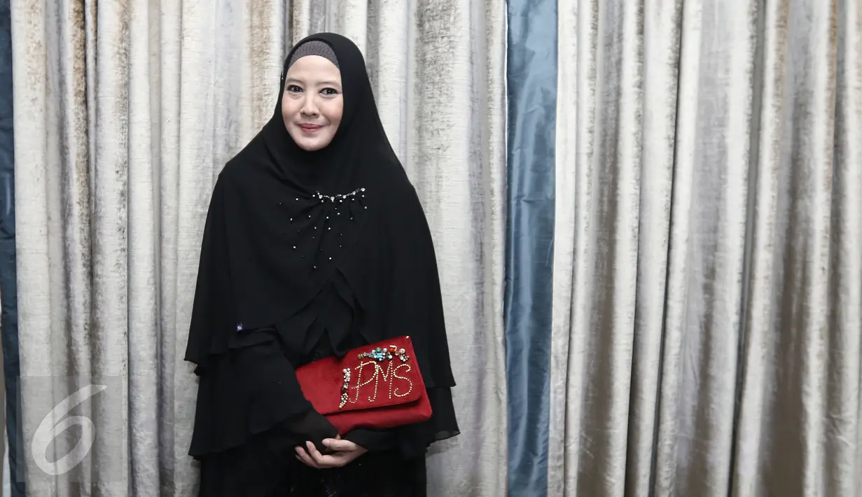 Peggy Melati Sukma saat mengisi acara di kawasan Mahakam, Kebayoran Baru, Jakarta, Rabu (22/2). Peggy mengenakan hijab berwarna hitam dengan sedikit pernik. (Liputan6.com/Herman Zakharia)