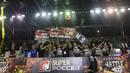 Pemain Kerambah FC melakukan selebrasi usai mengalahkan Al-Falah pada laga Grand Final Futsal Battle di Mall Taman Anggrek, Jakarta, Minggu (14/10). Kerambah FC juara melalui adu penalti. (Bola.com/Vitalis Yogi Trisna)
