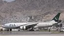 <p>Penumpang berdiri dalam antrean untuk menaiki pesawat Pakistan International Airlines (PIA) di bandara di Kabul, Senin (13/9/2021). Pesawat itu tercatat sebagai penerbangan komersial internasional pertama yang mendarat sejak Taliban merebut kembali kekuasaan di Afghanistan. (Karim SAHIB/AFP)</p>