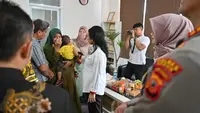 Menteri Pemberdayaan Perempuan dan Perlindungan Anak (PPPA) RI Bintang Puspayoga menghadiri proses penyerahan Bayi tertukar kepada orangtua biologisnya pada Jumat (29/9/2023) di Polres Bogor, Jawa Barat. (Dok Kementerian Pemberdayaan Perempuan dan Perlindungan Anak RI)
