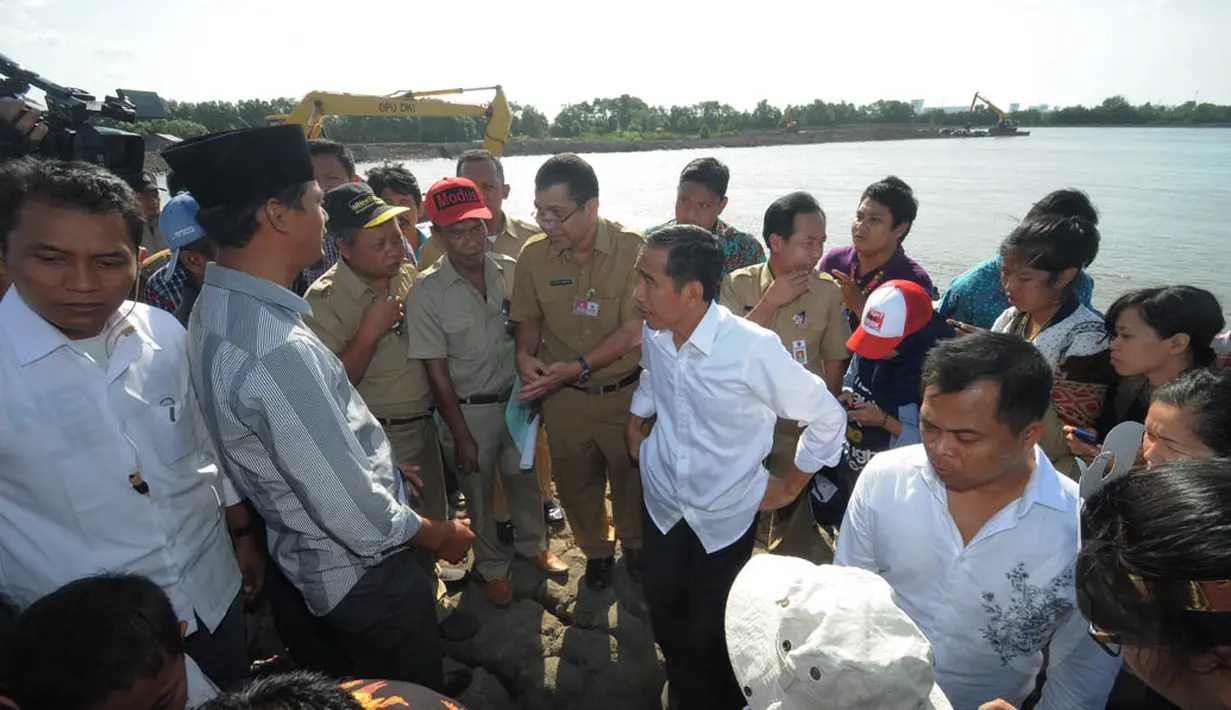 Jokowi disambangi warga yang meminta pembayaran uang pembebasan lahan di waduk Marunda, (6/8/14). (Liputan6.com/Herman Zakharia)
