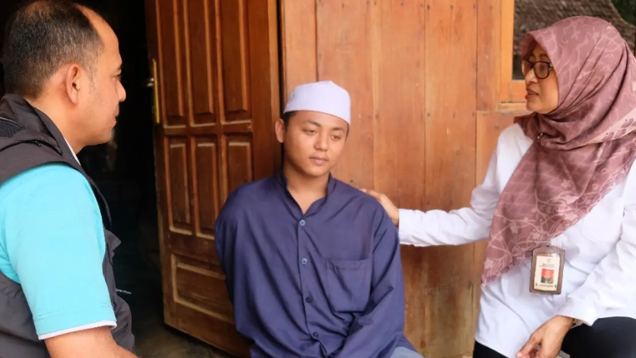 Ditinggal Ibu Setelah Jadi Penyandang Disabilitas, Pemuda di Sampang Kini Dapat Bantuan