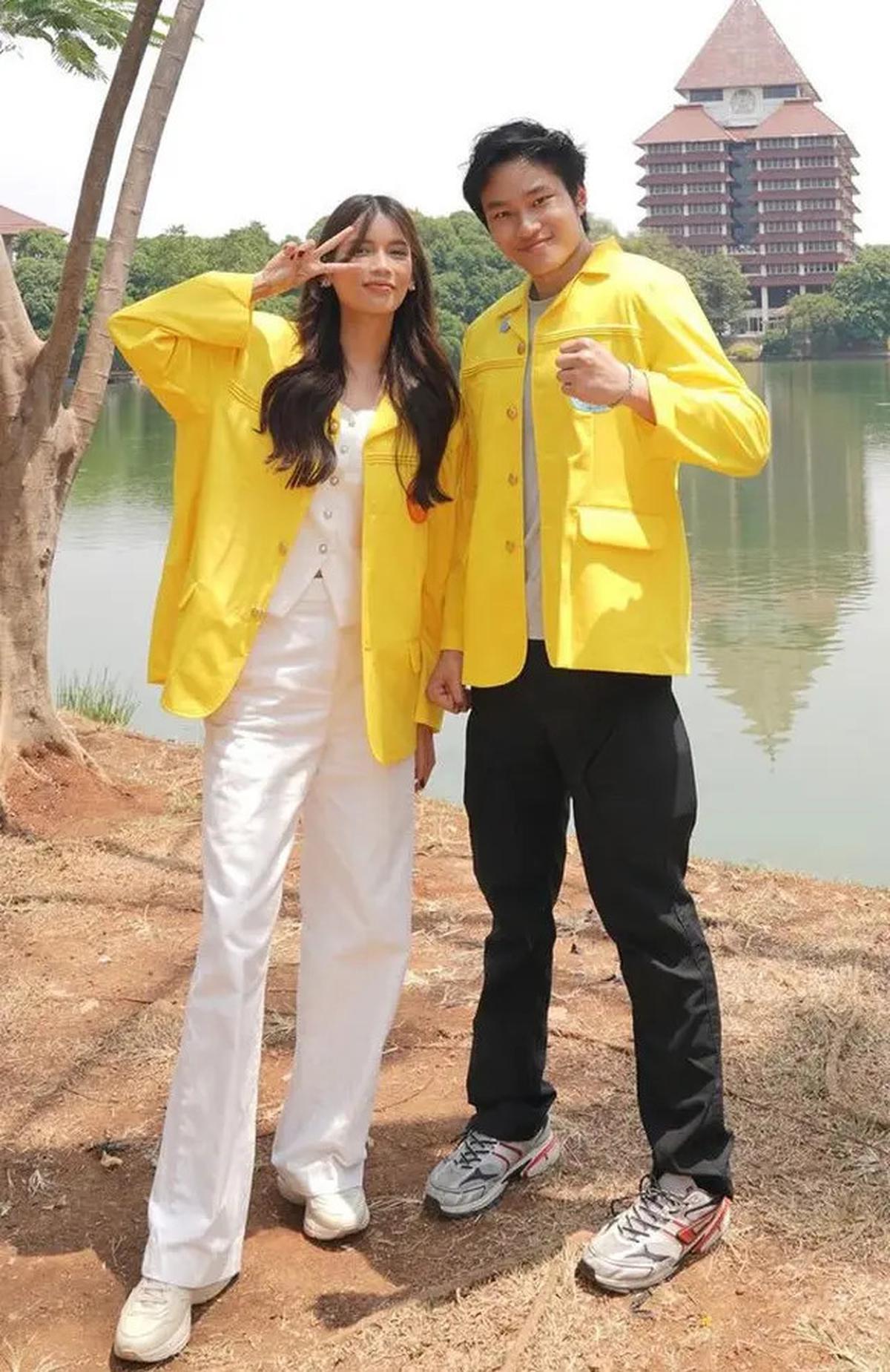 6 Potret Sabrina Chairunnisa dan Putra Sambungnya Azka Corbuzier, Bangga Pakai Almamater Kuning UI