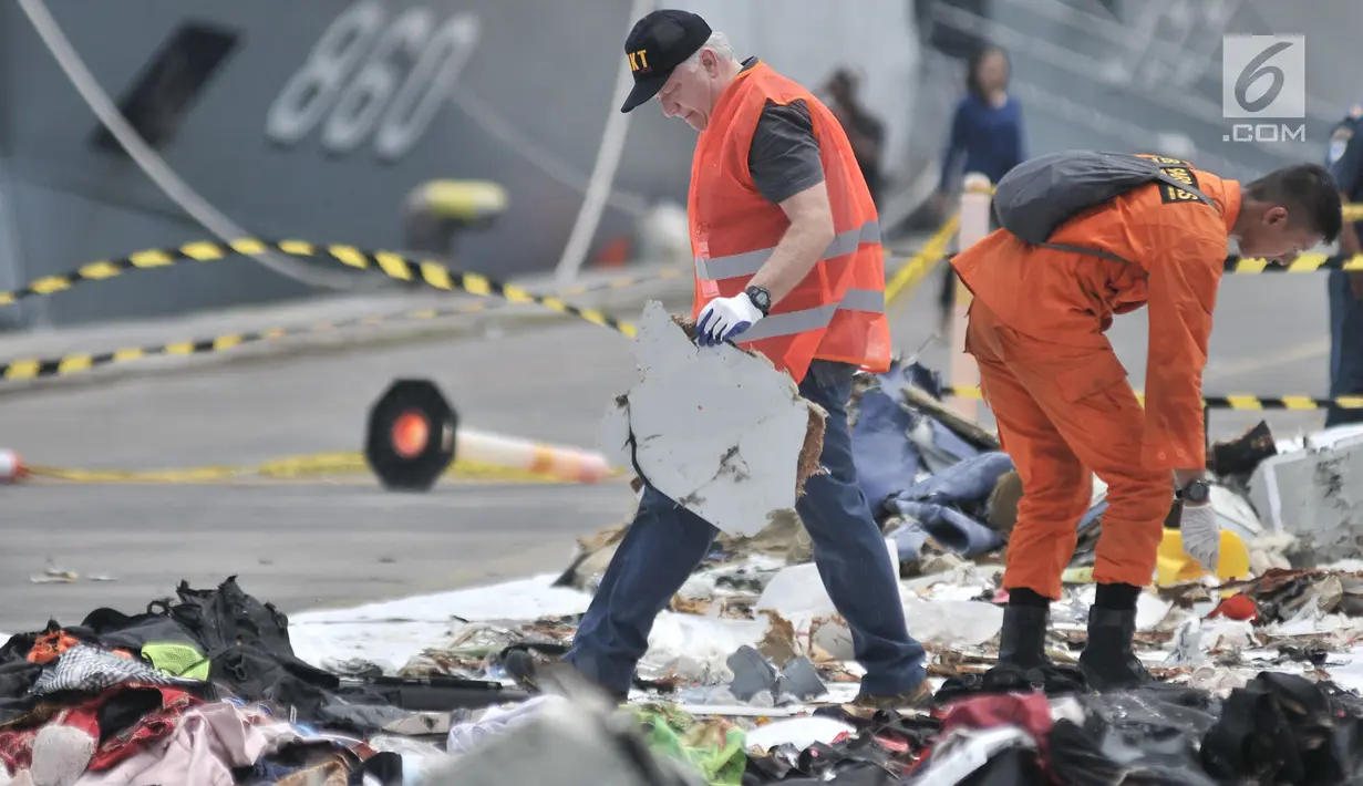Petugas KNKT bersama Dewan Keselamatan Transportasi Nasional (NTSB) Amerika Serikat memisahkan serpihan pesawat Lion Air JT-610 dari tumpukan barang temuan di Pelabuhan JICT 2, Jakarta, Kamis (1/11). (Merdeka.com/ Iqbal S. Nugroho)