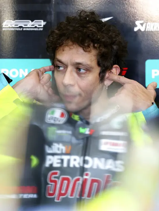Pembalap MotoGP Valentino Rossi saat pemanasan sebelum balapan MotoGP Valencia 2021 di Sirkuit Ricardo Tormo, Cheste, Spanyol, 14 November 2021. Sudah berusia 42 tahun, Valentino Rossi tidak mampu bersaing melawan para pesaing yang hampir setengah umurnya. (AP Photo/Alberto Saiz)