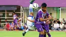 Pemain Persib Bandung, Zola melakukan tendangan salto saat dihadang pemain PSGC Ciamis pada laga persahabatan turnamen Segi Tiga di Stadion Galuh, Ciamis, Minggu (10/4/2016). (Bola.com/NIcklas Hanoatubun)
