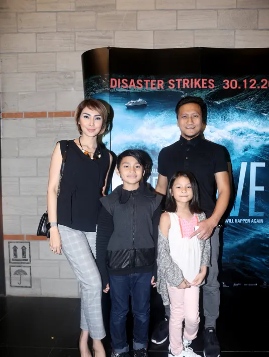 Banyak cara untuk melewati momen tahun baru, selebriti tanah air pun ada yang memilih untuk tetap bekerja di malam tahun baru. Namun tidak bagi presenter kondang Arie Untung yang memilih keluarga di momen tersebut. (Andy Masela/Bintang.com)