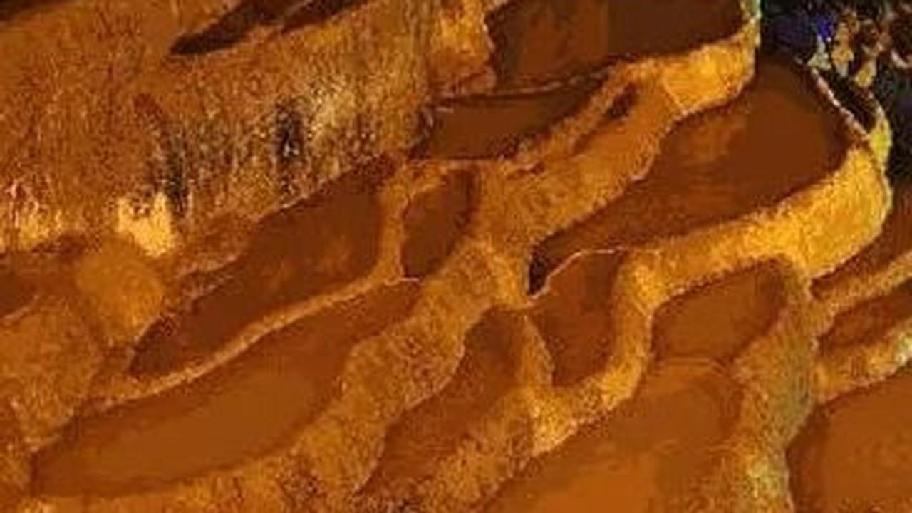 Melihat guratan garis-garis melintang di dinding gua, diduga dinding gua itu dibuat dengan pahatan lapis demi lapis tapi tidak ada informasi bagaimana sebetulnya gua itu dibangun. Tidak ada catatan kuno ditemukan tentang bagaiamana gua itu dibuat.

(Fot