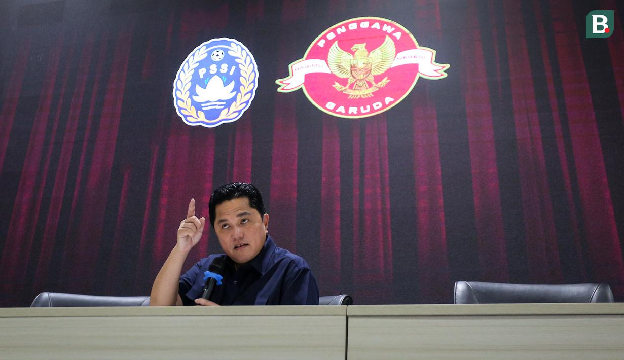 <p>Ketua Umum PSSI, Erick Thohir memberikan keterangan kepada wartawan saat konferensi pers perihal pembentukan Satgas PSSI yang berlangsung di GBK Arena, Senayan, Jakarta, Jumat (28/04/2023). (Bola.com/Bagaskara Lazuardi)</p>