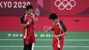 Ganda putra Indonesia Mohammad Ahsan / Hendra Setiawan berselebrasi setelah mengalahkan Takeshi Kamura / Keigo Sonoda dari Jepang pada perempat final bulu tangkis Olimpiade Tokyo 2020 di Musashino Forest Sports Plaza, Kamis (29/7/2021). Ahsan / Hendra menang 21-14, 16-21, 21-9. (AP/Dita Alangkara)