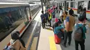 Calon penumpang menunggu kereta di Stasiun Tanah Abang, Jakarta, Kamis (23/5/2019).  PT Kereta Commuter Indonesia mengumumkan bahwa Stasiun Tanah Abang kembali dibuka dan beroperasi setelah sempat ditutup akibat kerusuhan 22 Mei 2019 di sekitar Gedung Bawaslu. (Liputan6.com/Herman Zakharia)