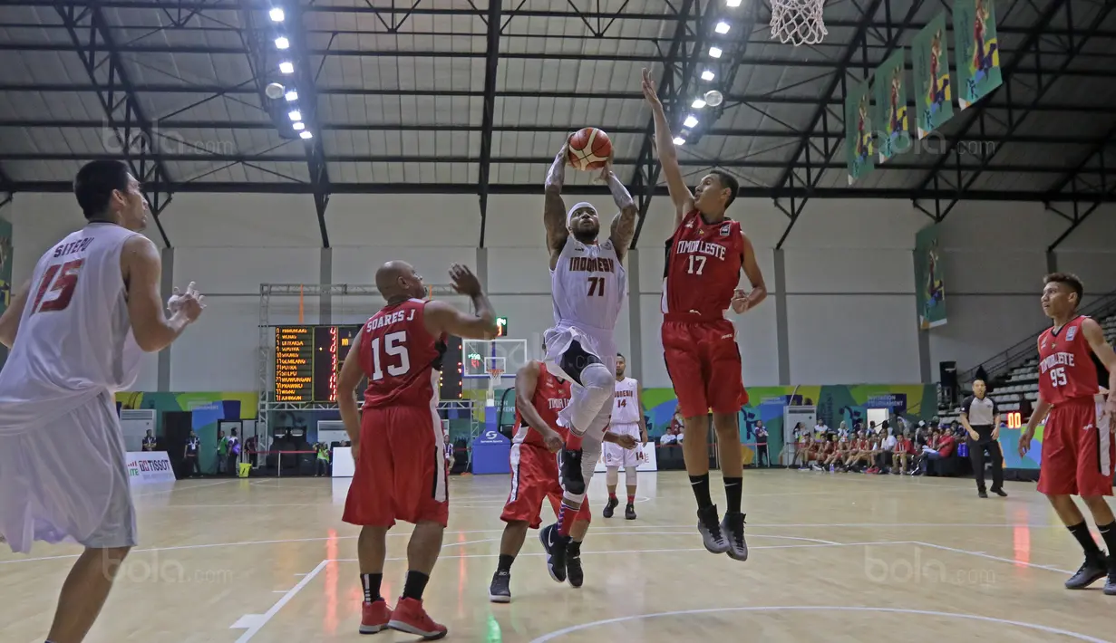 Pemain Timnas Basket Indonesia, Jamarr Johnson melakukan dunk saat melawan Timor Leste pada laga perdana test event Basketball Asian Games 2018 di Hall A Senayan, Jakarta, Rabu (7/2/2018). Indonesia menang 135-30. (Bola.com/Nicklas Hanoatubun)