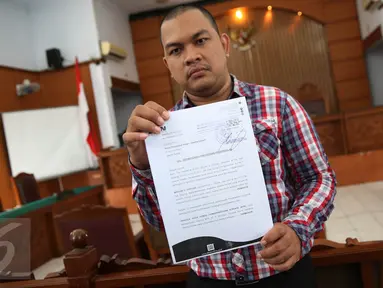 Tim penasehat hukum mantan anggota Komisi II DPR, Miryam S Haryani menunjukkan surat permohonan pemeriksaan praperadilan di PN Jaksel, Senin (8/5). Hakim tunggal Asiadi Sembiring menunda sidang perdana praperadilan Miryam. (Liputan6.com/Immanuel Antonius)