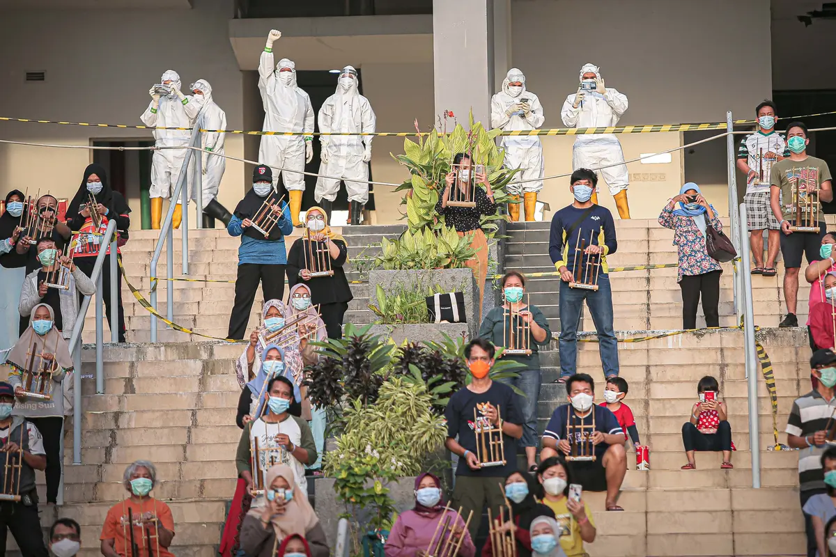 FOTO: Nakes dan Pasien COVID-19 Main Angklung Peringati 1 Tahun RSDC Wisma Atlet