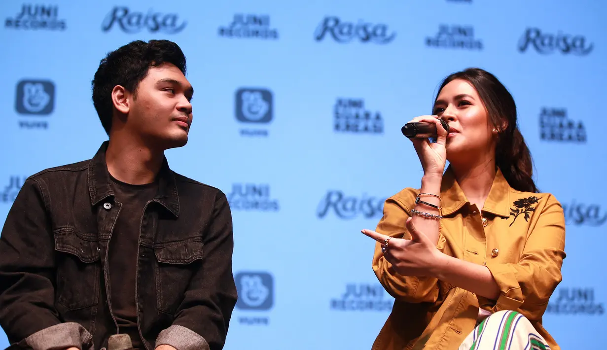 Lagu "Kembali" ditulis Raisa bersama penyanyi Mikha Angelo dari grup vokal The Overtunes. Sementara Marco Steffiano menjadi produser dari pembuatan lagu ini. Pembuatan lagu ini pun tidak lah lama dan sangat total digarap Raisa. (Deki Prayoga/Kapanlagi)